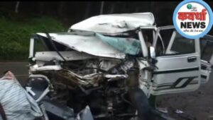 कवर्धा जिले में रॉन्ग साइड से आ रहे ट्रक ने बोलेरो को टक्कर मार दी। हादसे में 4 लोगों की मौत हो गई। इनमें 3 महिला टीचर और एक ड्राइवर शामिल हैं। वहीं 6 लोग लोग गंभीर रूप से घायल हैं। मामला चिल्फी थाना क्षेत्र का है। मिली जानकारी के मुताबिक ड्राइवर को छोड़कर मरने वाले सभी कोलकाता के रहने वाले थे। MP के बालाघाट के कान्हा नेशनल पार्क से बिलासपुर आ रहे थे। बिलासपुर से आज रात ट्रेन पकड़ने वाले थे, लेकिन पहुंचने से पहले चिल्फी घाटी के अकलघरिया मोड़ पर हादसे का शिकार हो गए। बताया जा रहा है कि घायलों को बोडला सामुदायिक स्वास्थ्य केंद्र में भर्ती कराया गया था, जहां से गंभीर हालत में 6 लोगों को कवर्धा जिला अस्पताल रेफर किया गया है। 6 में से 4 की हालत नाजुक बताई जा रही है। हादसे के बाद बोलेरो चकनाचूर हो गई है।”