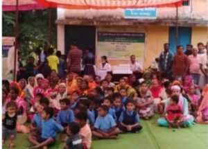 छत्तीसगढ़ राज्य के नारायणपुर जिले में सिकल सेल एनिमीया स्क्रीनिंग कार्यक्रय का सफल शुभारंग।हमे यह बताते हुए अत्यंत हर्ष हो रहा है, कि छत्तीसगढ़ राज्य मे सिकल सेल एनीमिया स्क्रीनिंग कार्यक्रम का सफलतापूर्वक शुभारंभ किया गया है। उद्‌घाटन शिविर के आयोजन पंचायत भवन, ग्रा०प मातला जिला नारायणपुर में किया गया । इस शिविर के दौरान गांव के 205 लाभार्थियों की जांच कि गई, जिनमें से ③ व्याक्ति सिकल सेल एनीमिया से ग्रसित पाए गए 23 व्यक्ति वाहक के रूप में चिन्हित हुए। (179) व्यक्ति नकारात्मक पाए गए। कार्यक्रम में ग्राम पंचायत मातला के संरपंच श्री मैनूराम वड्डे, डाँ, चंद्रशेखर जसवाल, श्री कुलदीप सिंह चौहान (उपाध्यक्ष बैनयान रूफने फाउडेंशन) डॉ. लखन, परदेशी , पिंकी (स्टाफ नर्स) कुंती नेताम (प्रधानपाठक )श्री देवेन्द्र देवांगन (प्रधान पाठिका) पोटेश्वर गांजी (प्रधान पाठक); रत्तूराम कचलाम (उपसरपंच)। शिविर का संचालन चिकित्तसको,नर्सों, लैब तकनीशियनों एवं सहयोगी स्टाफ की समर्पित टिम द्वारा किया गया। ऑन-साइट परीक्षण को सुगमता से संचालन करने हेतु मोबाईल टेस्टिंग वैन भी तैनात की गई थी। स्क्रीनिंग के उपरांत, रोगियों एवं वाहको के लिए जागरूकता एवं परामर्श सत्र आयोजित किया गया, जिसमें चिकित्सा विशेषज्ञों ने रोग की जानकारी, प्रबंधन, रोकभाग के उपायों और जीवनशैली में आवश्यक बचाव के बारे में विस्तृत जानकारी दिये। यह पहल ईसीजीसी लिमिटेड (ECGC Ltd.) के कॉर्पोरेटं सामाजिक उत्तरखभिन (CSR) कार्यक्रम के अंतर्गत चलाई जा रही है, जिसे नेशनल बैकवर्ड क्लासेस फोइनेंस एंड डेवलपमेंट कारपोरेशन CNBCFDC) तथा यह पहल सिकलसेल मुक्त समाज के निर्माण की दिशा में एक महत्वपूर्ण कदम है और छत्तीसगढ़ राज्य के आदिवासी एवं ग्रामीण समुदायों में सिकल सेल पहचान व जन-जागरूकता बढ़ाने का एक सशक्त प्रयास है।